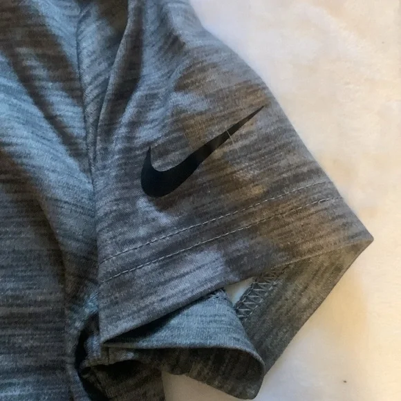 Gray Nike T-shirt - Picture 3 of 8